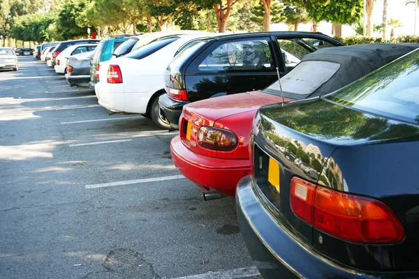 Автомобили на парковке — стоковое фото