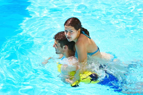 Couple en piscine — Photo