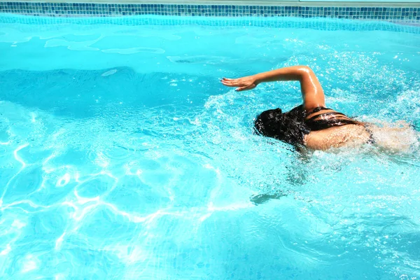 Kvinna i poolen — Stockfoto