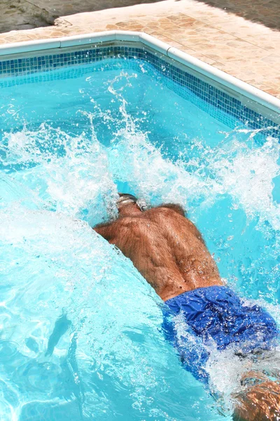 Homem na piscina — Fotografia de Stock