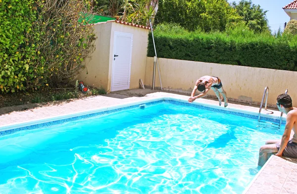 男子跳到游泳池 — 图库照片