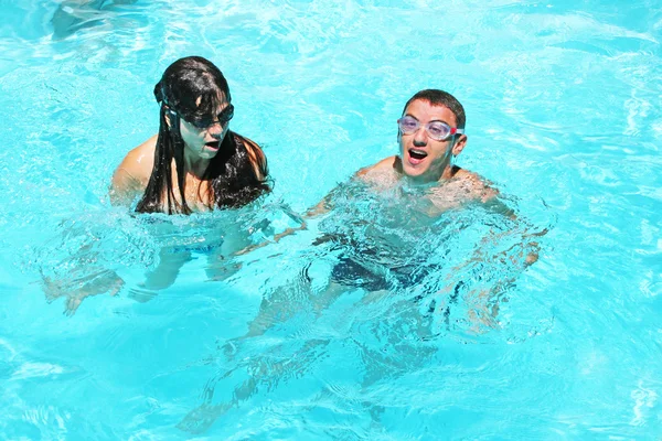 Yüzme havuzundaki çift — Stok fotoğraf