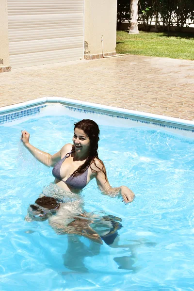 Pareja en piscina — Foto de Stock