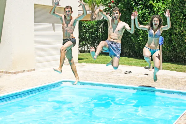 Springen naar het zwembad — Stockfoto