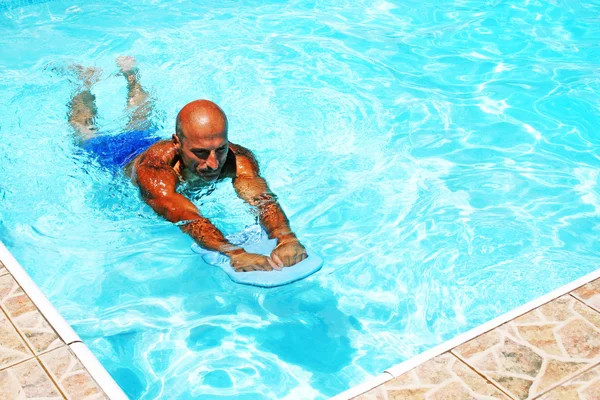 Hombre en la piscina — Foto de Stock