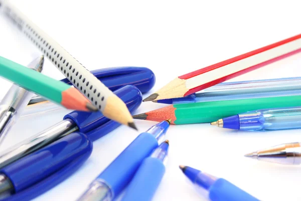 Ручки и карандаши на белом — стоковое фото