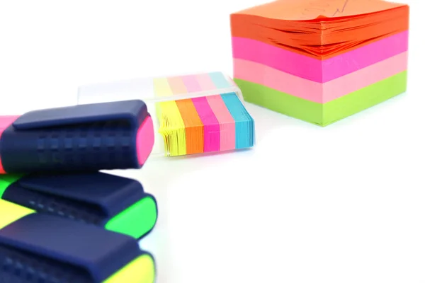 Papel colorido e marcadores — Fotografia de Stock