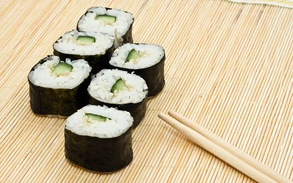 Sushi con bastoncini — Foto Stock