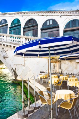 Venedik'teki rialto Köprüsü yakınında kafe