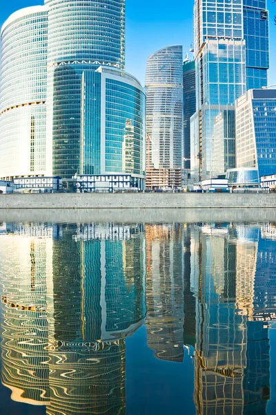 Grattacieli aziendali e riflessioni nel fiume — Foto Stock