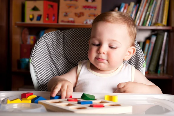 Menino e blocos de brinquedos coloridos — Fotografia de Stock