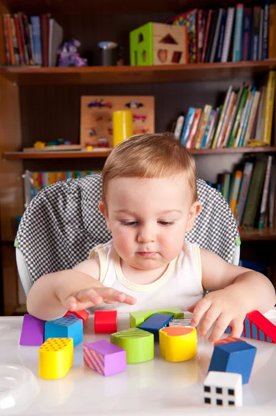 Um menino e blocos coloridos — Fotografia de Stock