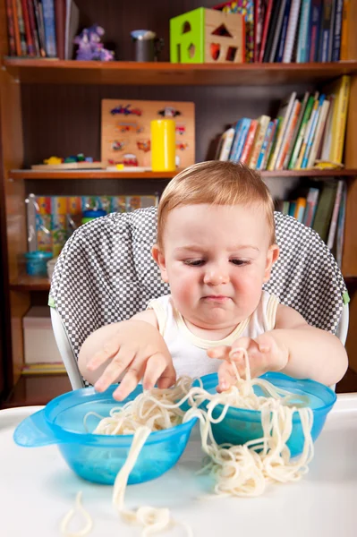 Kleine jongen onderzoeken pasta — Stockfoto