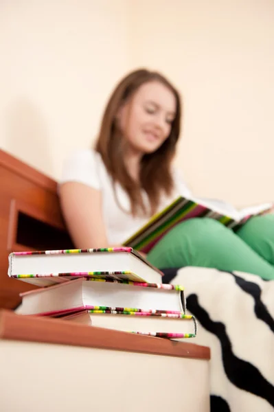 Jovem estudante leitura livro — Fotografia de Stock