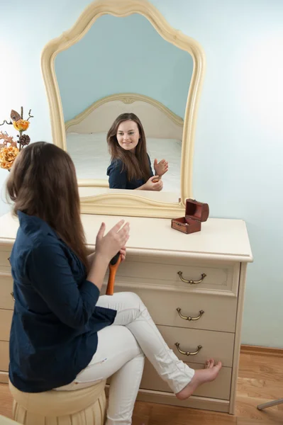 Woman in front of mirror — Stock Photo, Image