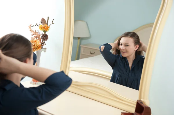 Junges Mädchen vor Spiegel — Stockfoto