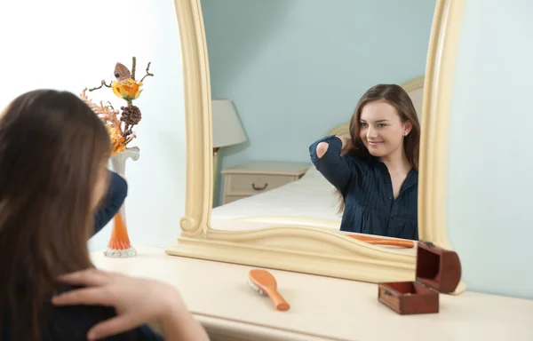 Junges Mädchen vor Spiegel — Stockfoto
