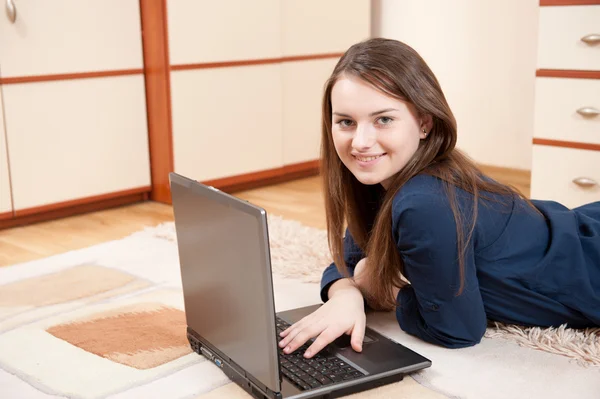 Jeune fille avec ordinateur portable — Photo