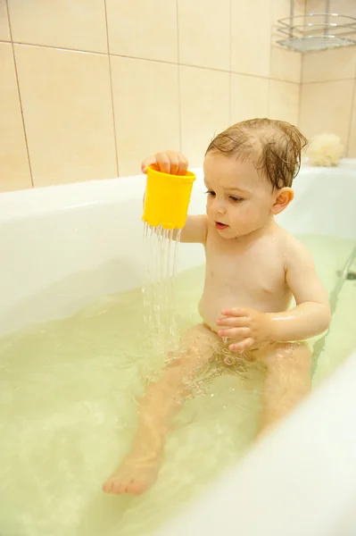 Barn i badet — Stockfoto