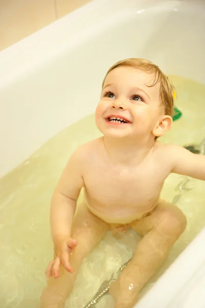 お風呂で微笑む少年 — ストック写真