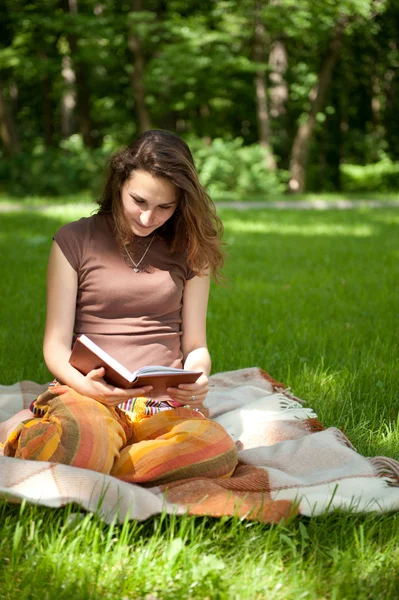 Menina bonita está lendo livro — Fotografia de Stock
