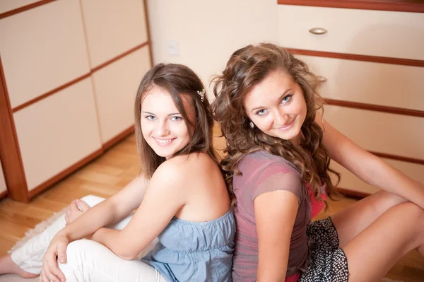 Twee jonge meisjes — Stockfoto