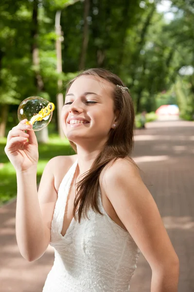 Fiatal lány fúj buborékok — Stock Fotó
