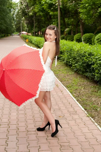 Young girl with umbrella in park — Stock Photo, Image