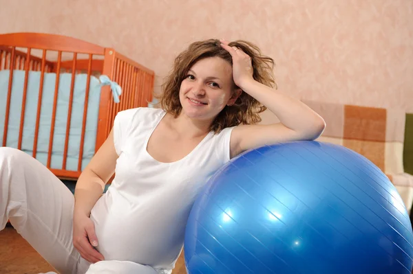Topu ile hamile kadın — Stok fotoğraf