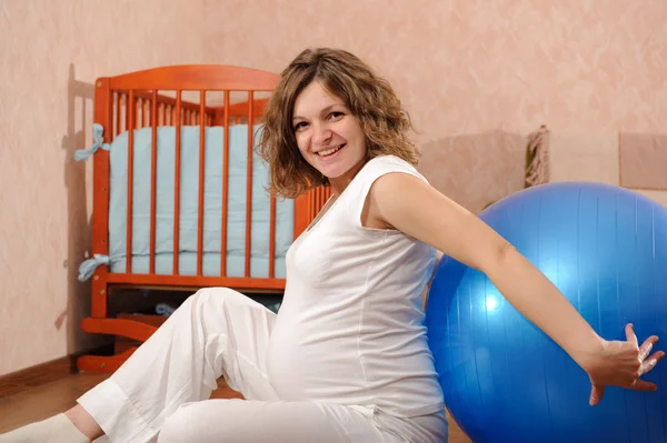 Gravid kvinna med boll — Stockfoto
