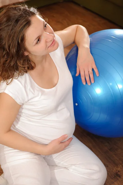 Femme enceinte avec balle — Photo