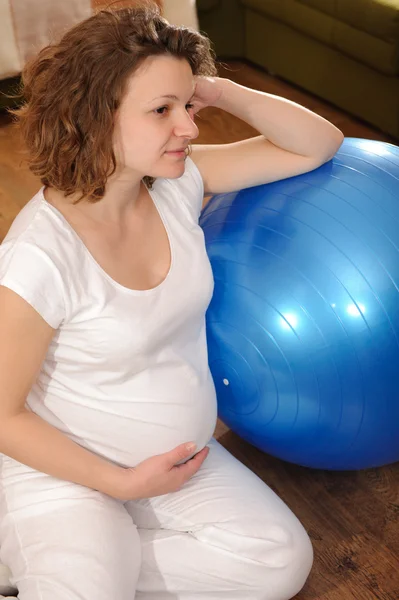 Mulher grávida com bola — Fotografia de Stock