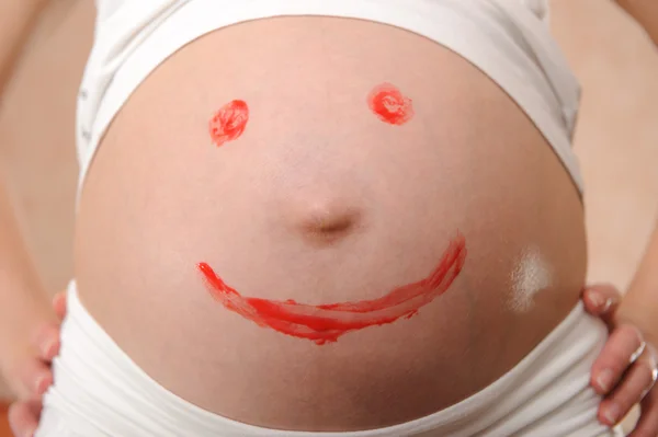 妊娠中の腹笑顔 — ストック写真