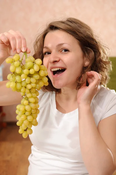 Беременная женщина с виноградом — стоковое фото