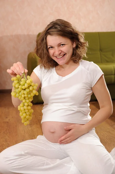 Έγκυος γυναίκα με σταφύλια — Φωτογραφία Αρχείου