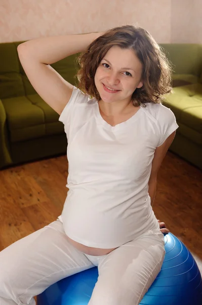 Topu ile hamile kadın — Stok fotoğraf