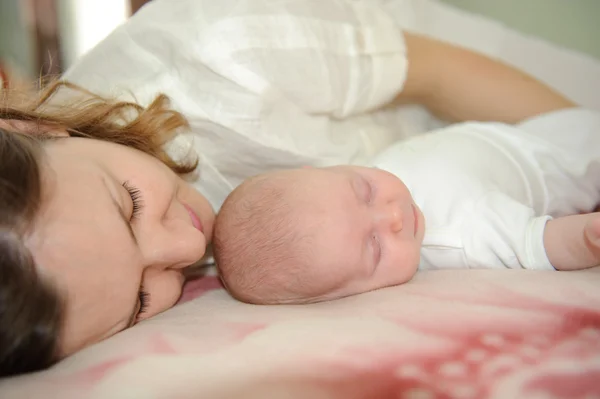 Madre durmiendo con el bebé —  Fotos de Stock