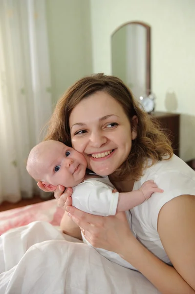 赤ん坊を持つ若い母親 — ストック写真