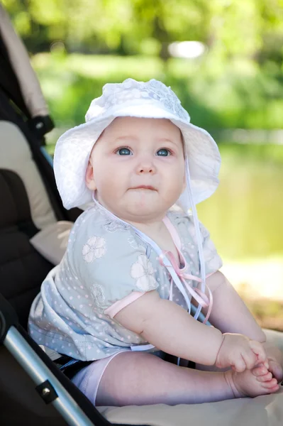 Baby im Kinderwagen — Stockfoto