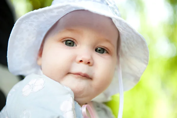 Baby i panama hatt — Stockfoto