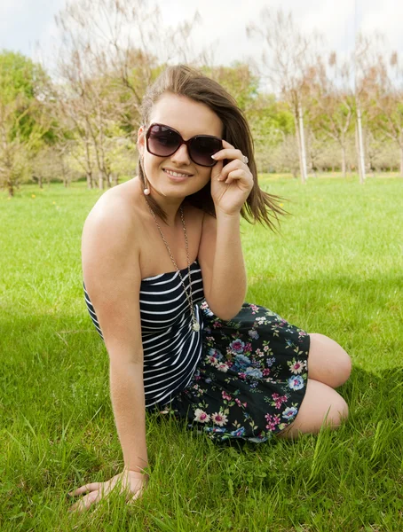 Дівчина в сонцезахисні окуляри — стокове фото