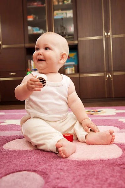 Menina bebê jogando — Fotografia de Stock