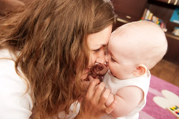 Joven madre y bebé —  Fotos de Stock