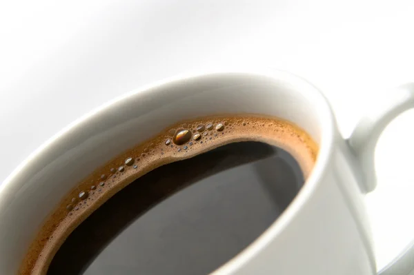 Μαύρο καφέ. απομονωθεί σε λευκό — Φωτογραφία Αρχείου