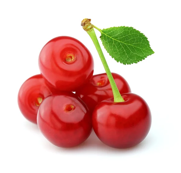 Zoet en sappig cherry bij bladeren — Stockfoto
