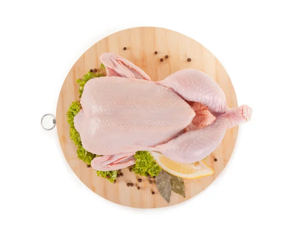 Taze çiğ tavuk ve çeşniler, yüksek açılı görünüş — Stok fotoğraf