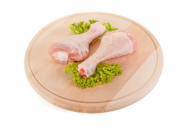 Pernas de frango cru fresco na placa de madeira — Fotografia de Stock