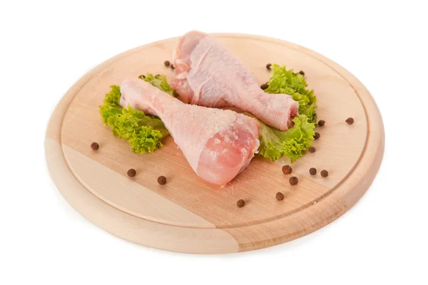Čerstvé syrové kuřecí stehýnka izolovaných na bílém pozadí — Stock fotografie