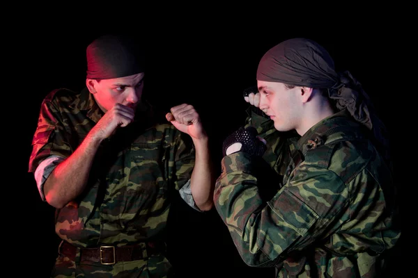 Dwóch żołnierzy walczących — Zdjęcie stockowe