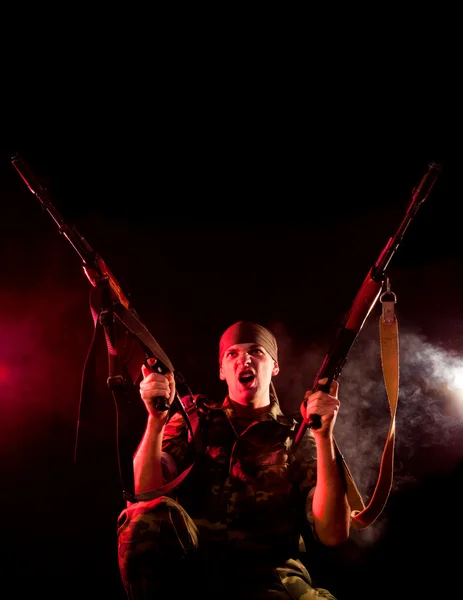 Soldato urlante con due pistole — Foto Stock